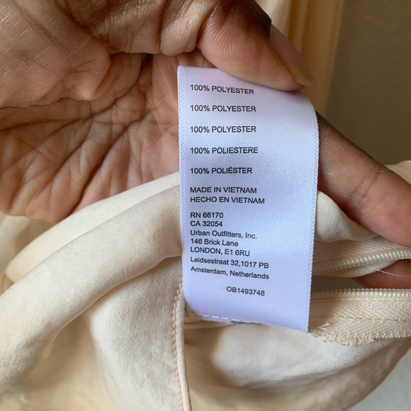 ❌SOLD❌Urban Outfitters Juliana Creme Cold Shoulder Button Down Top Size Medium - Picture 15 of 16